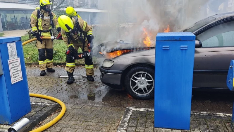 Die Feuerwehr l&ouml;scht das brennende Auto. - &copy; Feuerwehr Detmold/C.Rieks