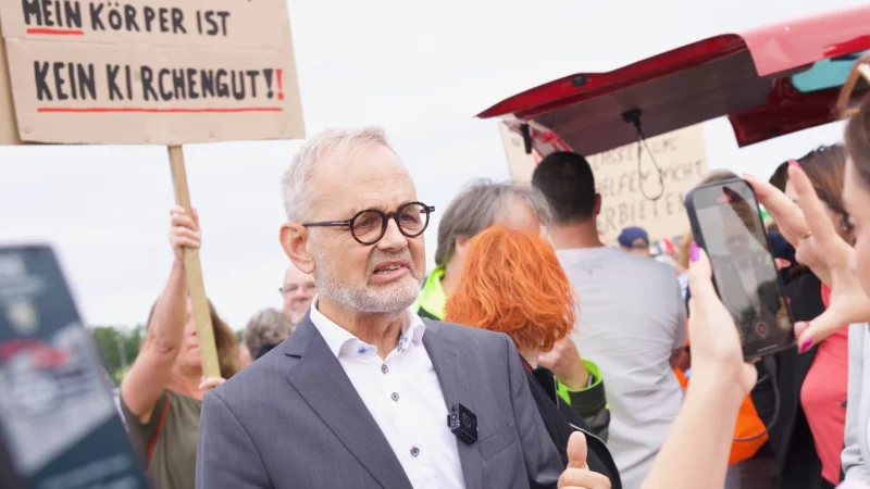 Der Bielefelder Gyn&auml;kologe Joachim Volz k&auml;mpft vor dem Amtsgericht Lippstadt daf&uuml;r, weiterhin Schwangerschaftsabbr&uuml;che anbieten zu d&uuml;rfen. Seine Klage wurde vom Gericht abgewiesen. - &copy; Mike-Dennis M&uuml;ller