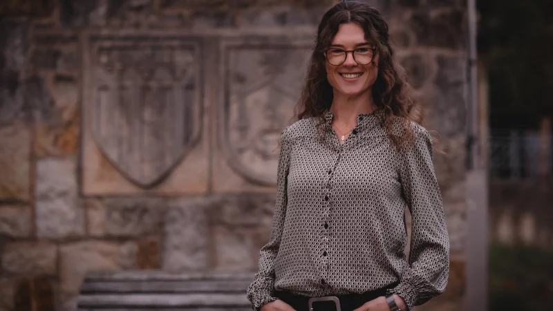 Anna Hertel ist seit Mai Vorsitzende des „Fördervereins Bad Salzuflen-Millau Partnerschaft“. Sie steht vor den Stadtwappen an der Steege/Millaupromenade. - © Johann Hertel Fotografie
