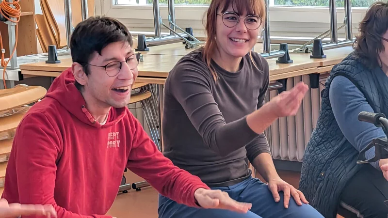 Gesang und lachende Gesichter bei der Stuhlgymnastik, angeleitet von Eben-Ezer-Bewohner Stefanos: Rund um Topehlen-Schule und Berufskolleg nahmen Sch&uuml;ler und Auszubildende am "1. Tag der Gesundheit - inklusiv" teil. - &copy; Annika Langhagel