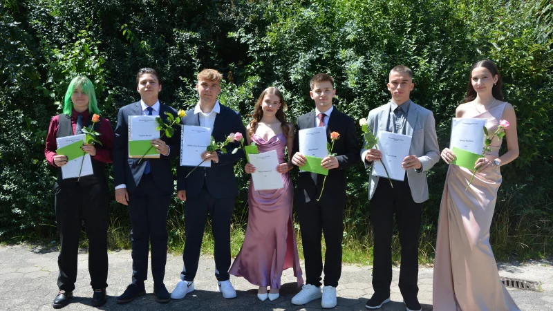 Die besten Absolventen der Abschlussklassen: Toby Titz, Gabriel Bernea, Mathis Wöstenfeld, Melina Petersohn, Arda Kevser, Cem Canak und Anisa Hashani (von links). - © HDR