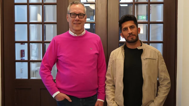 Der Gütersloher Schlaganfall-Helfer Mark Wiethoff (l.) mit Schlaganfall-Patient Zardad Surgol. Die beiden haben sich mittlerweile angefreundet. - © Schlaganfall Stiftung