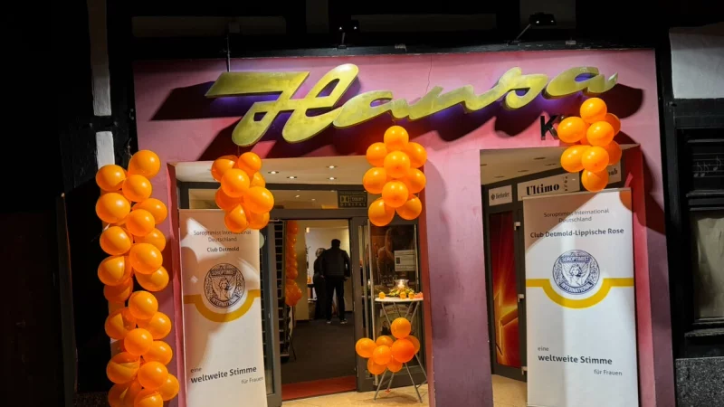 Das Hansa Kino Lemgo erstrahlt zu den Orange Days in orange. - &copy; Soroptimist Club Detmold-Lippische Rose