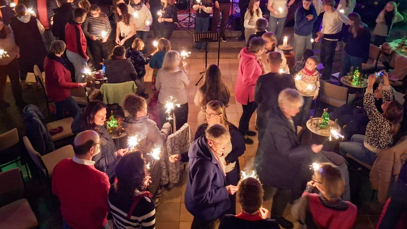 Wunderkerzen in der Kirche sind eine Seltenheit. Beim Gottesdienst der Popkantorei passten sie aber trefflich zur Stimmung. - &copy; Kirchengemeinde Cappel-Istrup