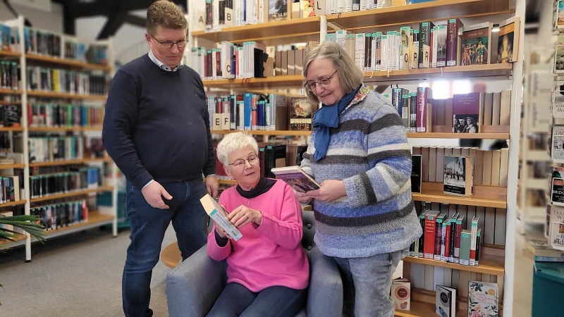 Der Leiter der Stadtb&uuml;cherei Axel Koch bildet ein gutes Team mit Elisabeth Webel (Mitte) und Ursula Heer vom F&ouml;rderverein. - &copy; Katrin Kantelberg