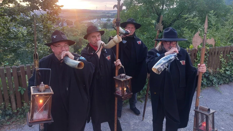 Franz Gr&uuml;nwald (von links), Josef Kirchhoff, Ralf Hoffmann und Andreas Wellmann sind die Nachtw&auml;chter von Schwalenberg. Neben dem Signalhorn geh&ouml;rt auch ein Umhang, ein Hut, eine Handlaterne sowie eine Hellebarde zur Ausr&uuml;stung des Nachtw&auml;chters. - &copy; Michaela Wei&szlig;e