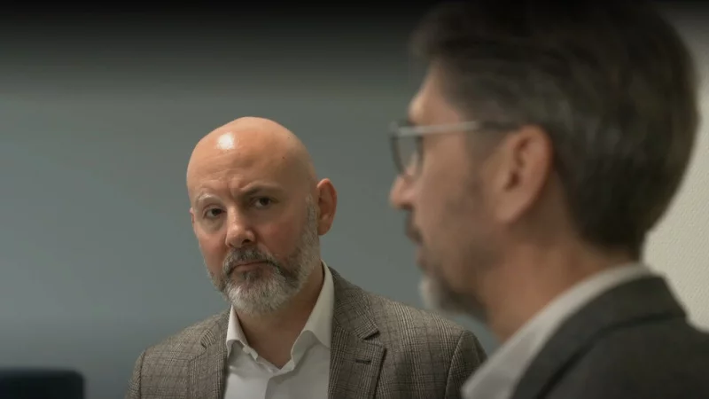 Im Beitrag der ARD zu sehen waren Heinz-Dieter Wette (rechts) und Sozialdezernent Henning Matthes (links), wie sie den Erweiterungsbau der Grundschule Kattenstroth betreten. - &copy; Patrick Menzel