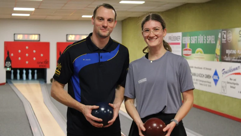 Die Aush&auml;ngeschilder des SKC Greste-Lage: Nils Hartnack (von links) und Jana Lammert. - &copy; Raffael Giebel