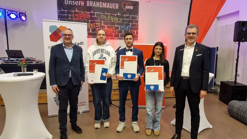 B&uuml;rgermeister Markus Baier (links) und Klaus Dr&uuml;cker (Sparkasse Lemgo, rechts) haben Mattis L&ouml;fflad, Holger Rehm und Chiara Zagorny (von links) f&uuml;r ihr ehrenamtliches Engagement geehrt. - &copy; Stadt Lemgo