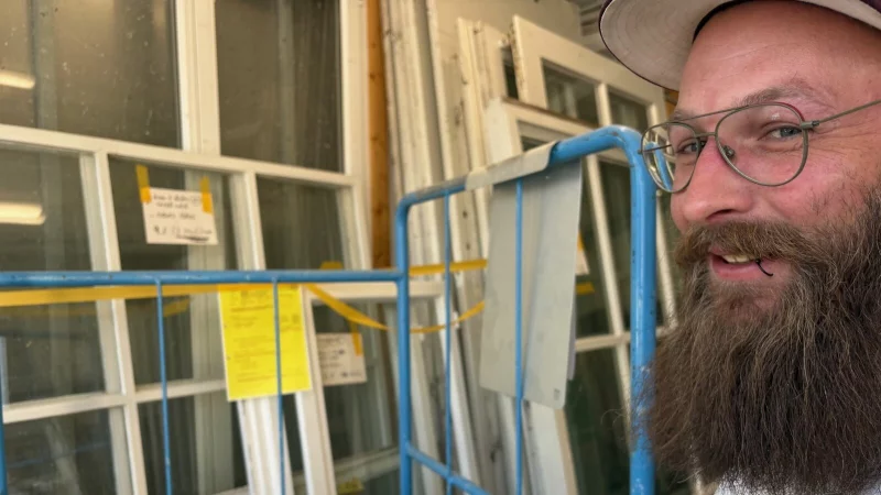 Laufzettel, an Klemmbretter geheftet, geh&ouml;ren bald der Vergangenheit an. Tischlermeister Lukas Fuchs freut sich auf die digitale Projektmappe, wof&uuml;r Displays an die Wagen montiert werden. - &copy; Martin Hostert