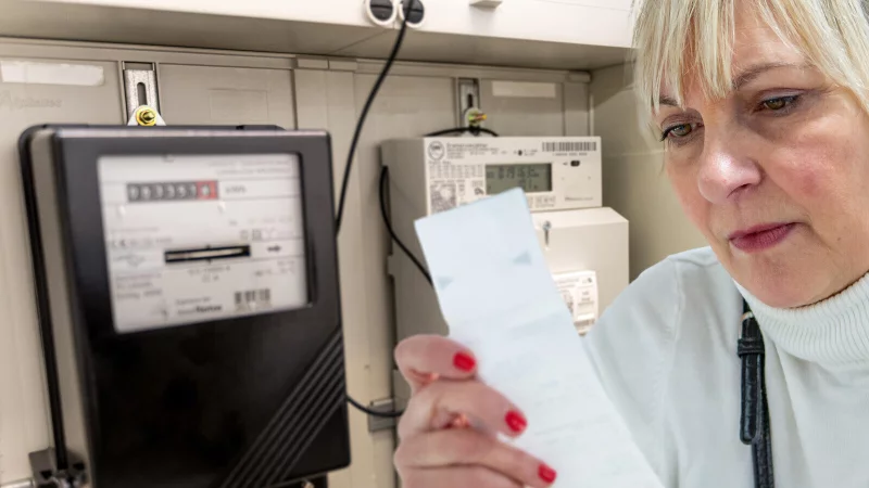 Eine Stromkundin studiert ihre Energiekostenrechung: Hohe Strom- und Gaspreise belasten viele Haushalte auch in Bielefeld. Der Verbrauch sollte gut kontrolliert werden. - © picture alliance / CHROMORANGE