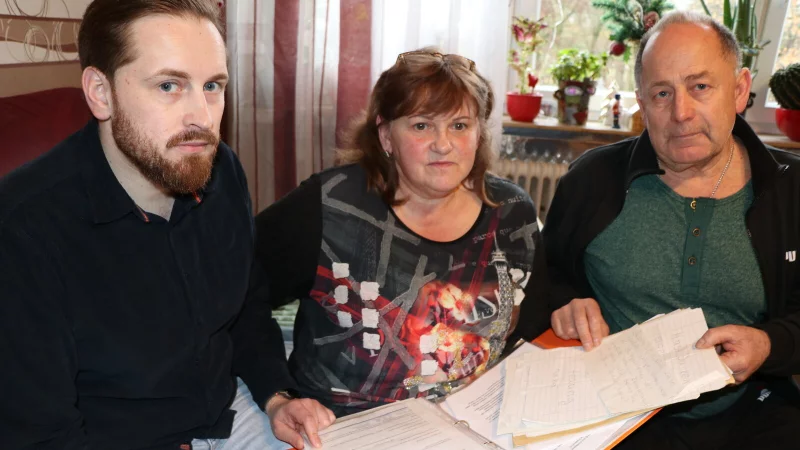 Eduard Zakureny (v. l.) mit seinen in Paderborn-Sennelager lebenden Eltern Marianna und Nikolai und dem Ordner mit allen bisherigen Unterlagen zu dem Fall. - &copy; Holger Kosbab