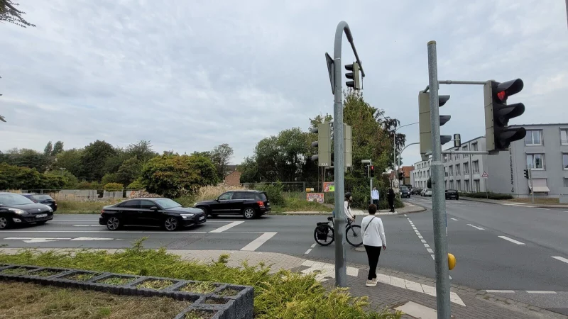 Nach den ersten Abrissarbeiten passiert wenig auf dem Gel&auml;nde an der Wasserfurche, auf dem Lidl bauen will. - &copy; Katrin Kantelberg