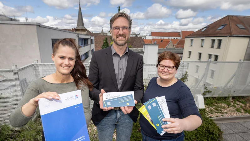 Jennifer König (l.) und Hannah Schwier organisieren den Treffpunkt OWL der Deutschen Stiftung für junge Erwachsene mit Krebs. Unterstützt werden sie künftig von der "Marlies und Herbert Repkow Stiftung". Vorstand Benedikt Weiling hat die frohe Botschaft übergeben. - © Oliver Krato