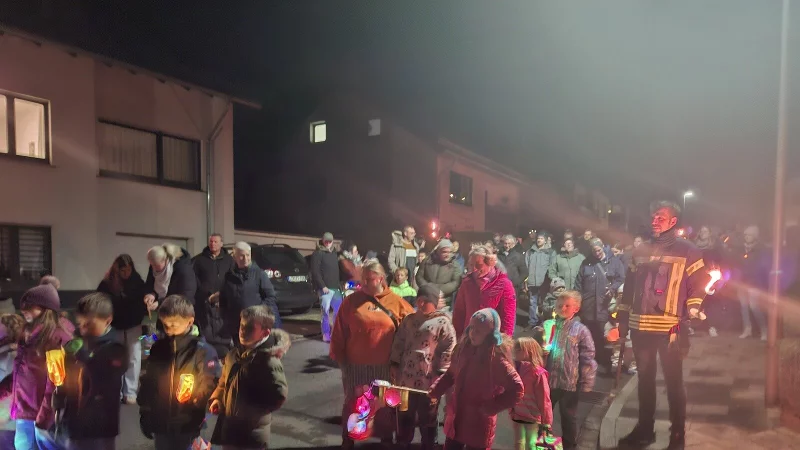 Viele Kinder kommen in Begleitung zum Laternenumzug durch Brakelsiek. - &copy; Dirk Steinmeier