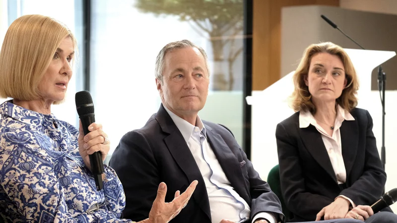 Brigitte Mohn (von links), Hannes Ametsreiter und Daniela Schwarzer von der Güterloher Bertelsmann Stiftung haben verschiedene Vorschläge, wie die Demokratie in Deutschland sicherer werden kann. - © Andreas Frücht
