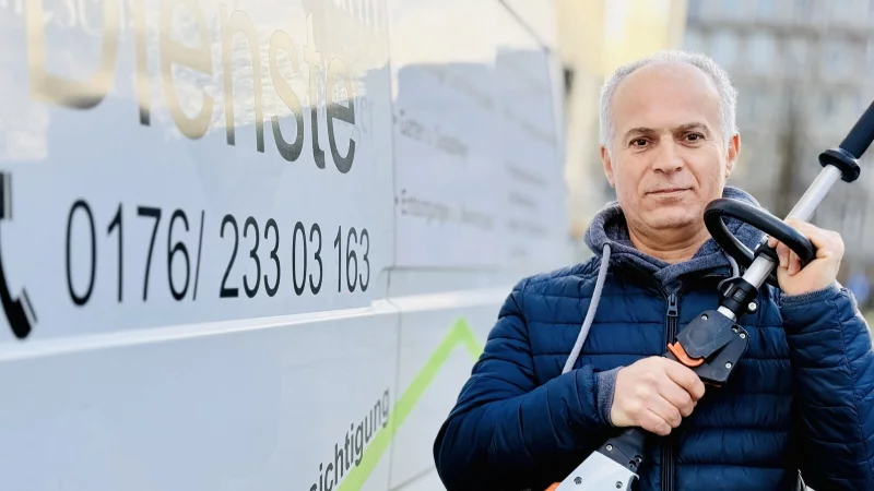 Medeni Yildiz h&auml;lt eine neue Teleskop-Heckenschere in den H&auml;nden: Bereits zweimal stahlen Diebe die alten Ger&auml;te. - &copy; Stefan Becker