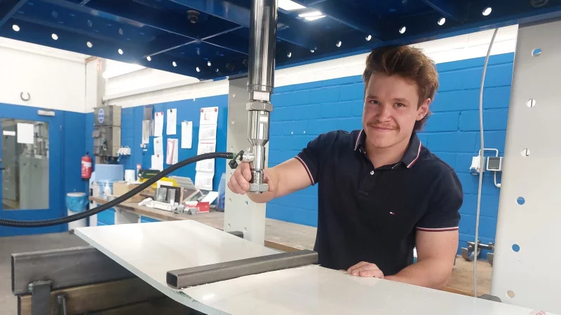 Moritz Meyer aus Lothe ist frisch gebackener Metallbaumeister. Er ist beim Fahrzeugbauer Spier im Steinheimer Ortsteil Bergheim in der Entwicklung beschäftigt. - © Michaela Weiße