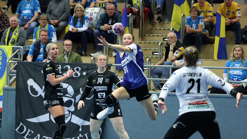 Blombergs Sinja Zarbock hebt ab, Franziska Haupt (rechts) und Line Cathleen Asmussen bleibt nur die Zuschauerrolle. Foto: Paul Cohen - &copy; Paul Cohen