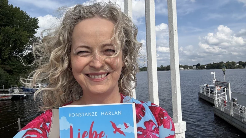 Autorin Svenja Tiedt liest aus ihrem Buch "Liebe, Chaos und Kartoffelsalat" in der Stadtb&uuml;cherei Barntrup. - &copy; Fotorechte: Svenja Tiedt