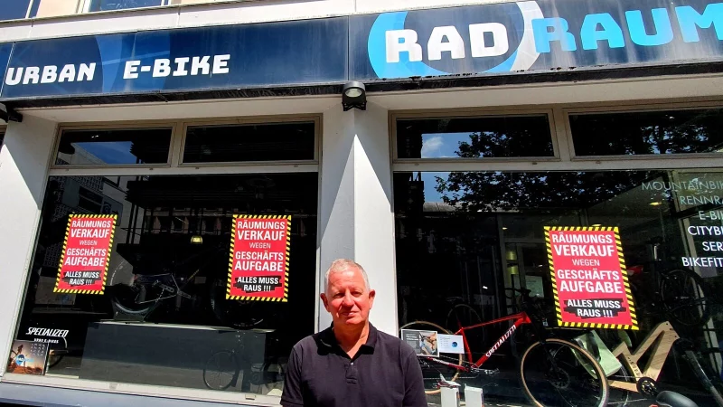 L&auml;uft nicht mehr: Jens Malcherek vor seinem "Radraum", der in vier Wochen schlie&szlig;t - bereits der vierte abgest&uuml;rzte Fahradladen der zur&uuml;ckliegenden neun Monate. - &copy; Kurt Ehmke