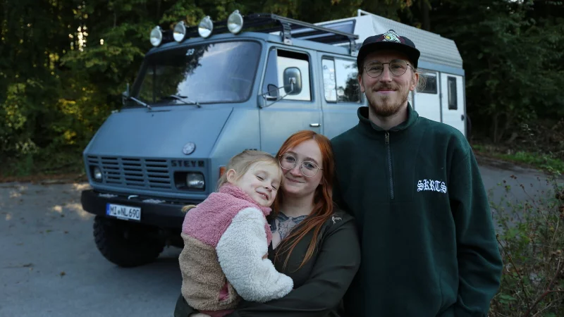 Nadine Sork und Leon Schmitz zusammen mit der kleinen Viktoria und ihrem Oldtimer-Feuerwehrwagen &ndash; ein Herzensprojekt auf vier R&auml;dern. - &copy; Lena Kley