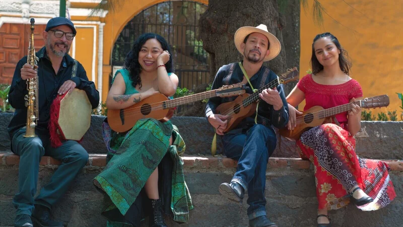 Die mexikanische Formation "La Flota y El Son" bringt mit ihren traditionellen Instrumenten und mitreißenden Rhythmen den authentischen Son Jarocho aus Veracruz auf die Bühne. - © Miguel Cicero