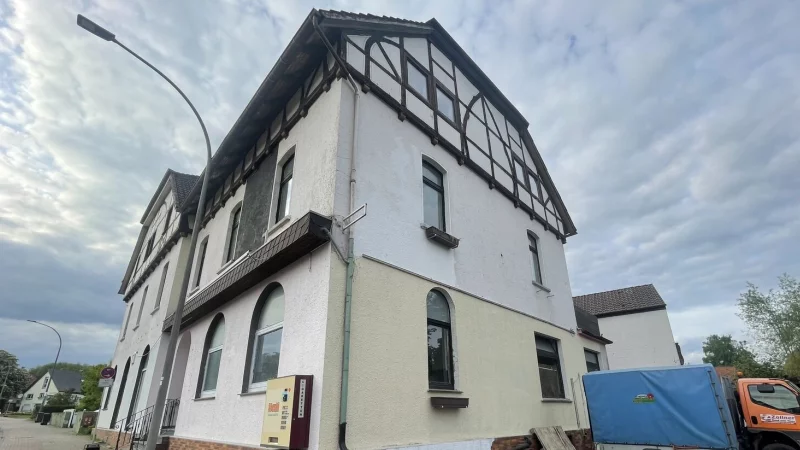 Ein Schandfleck in der Ortsmitte soll nach dem Verkauf des Geb&auml;udes in neuem Glanz erstrahlen: Die Sanierung des Beller Krugs hat begonnen. - &copy; Silke Buhrmester