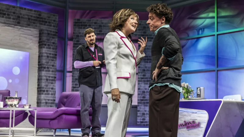 Ewa Noack und Leonard Lange im Studio, im Hintergrund Hartmut Jonas als Aufnahmeleiter. - &copy; JochenQuast/Landestheater