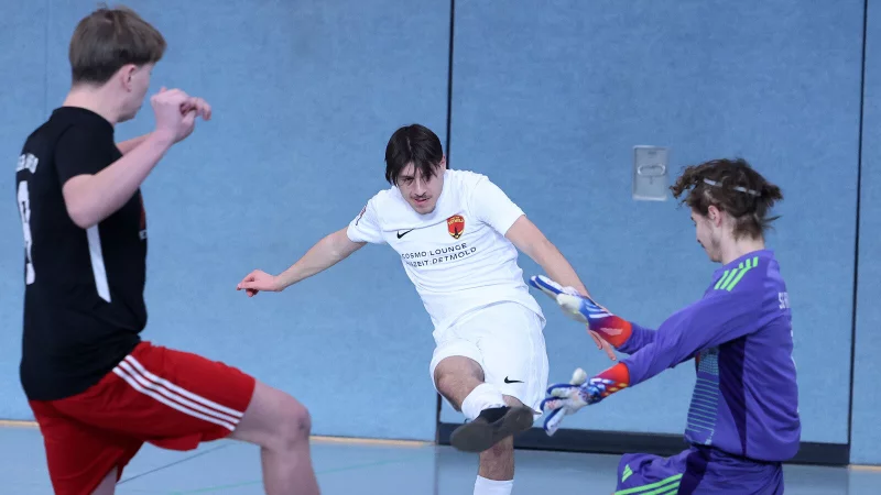 Humfelds Nico Scalate und Torwart Oliver Bertram verteidigen den Schuss von Posts Marios Aliprasitis. - &copy; Paul Cohen