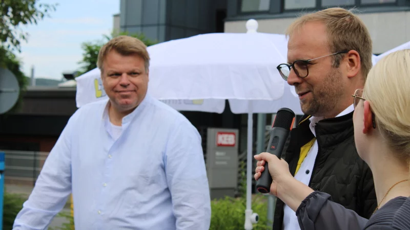 LZ-Redakteurin Nadine Uphoff stellt B&uuml;rgermeister Borris Ortmeier eine Frage, w&auml;hrend Herausforderer Oliver Humke zuh&ouml;rt. - &copy; Kyrill von Matuschka