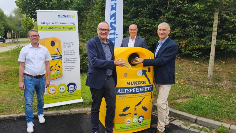 Der st&auml;dtische Gesch&auml;ftsbereichsleiter Dennis Ortmeier (von links), B&uuml;rgermeister Markus Baier, Walter Sattlberger (Firma M&uuml;nzer) und M&uuml;nzer-Vertriebsleiter Albert Bechtoldt zeigen, wie sich an den neuen Sammelboxen Altspeisefett entsorgen l&auml;sst. - &copy; Alte Hansestadt Lemgo