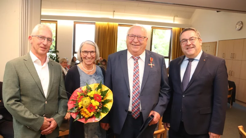 (v.l.) Der stellvertretende B&uuml;rgermeister J&ouml;rg Amelung, Friedrich und Elisabeth Westerheide sowie Landrat Axel Lehmann. - &copy; Knut Dinter