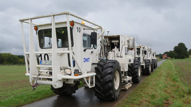 Diese sogenannten Vibro-Trucks untersuchten im Herbst vergangenen Jahres die Gesteinsschichten im Boden auf der Suche nach Erdw&auml;rme. - &copy; Archivfoto: Jost Wolf