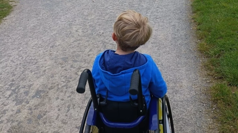 Der neunjährige Finn (Name geändert) leidet an Long Covid. Er ist auf einen Rollstuhl angewiesen, mehr als kurze Ausflüge sind nicht drin. - © Bildrechte: Carolin Brokmann-Förster