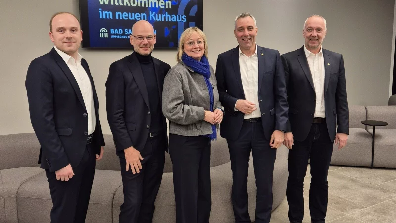 Der Wirtschaftsstandort Bad Salzuflen im Blickpunkt: (von links) Frank Heinkel (Wirtschaftsförderer der Stadt Bad Salzuflen), Bürgermeister Dirk Tolkemitt, IHK- Vizepräsident Oliver Voßhenrich, IHK-Hauptgeschäftsführerin Svenja Jochen und Hinrich Schwarze (Moderator, IHK Lippe). - © IHK Lippe