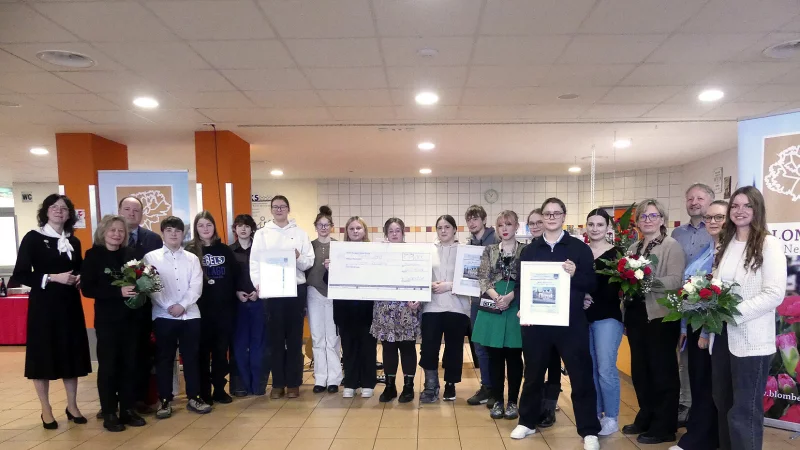 Die mit dem Mietzner-F&ouml;rderpreis 2025 der B&uuml;rgermeister-Heinrich-Fritzemeier-Stiftung ausgezeichneten Sch&uuml;lerinnen und Sch&uuml;ler mit ihren Schulleitungen; links Kathrin Ridder, 1. Vorsitzende des Marketingvereins, 3. v. l. B&uuml;rgermeister Christoph Dolle. - &copy; Rudi Rudolph