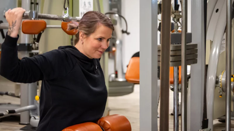Sarah Janz, Sportliche Leiterin im Toyto Club in Detmold, macht eine &Uuml;bung vor. Neulingen r&auml;t sie, sich feste Termine f&uuml;r das Sporttreiben einzuplanen. Das helfe dabei, langfristig am Ball zu bleiben. - &copy; Raphael Bartling