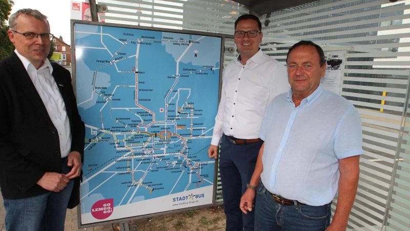 Der Umstieg auf E-Busse geht schneller als geplant. Voraussichtlich schon zu Kläschen Anfang Dezember ist der Lemgoer Stadtbus komplett elektrisch, sagen (von links) Stadtbus-Chef Jürgen Kleß, Stadtwerke-Geschäftsführer Matthias Sasse und Sven Oehlmann (Geschäftsführer Verkehrsbetriebe Extertal) - hier an der Stadtbus-Haltestelle "Stadtwerke". - © Jens Rademacher