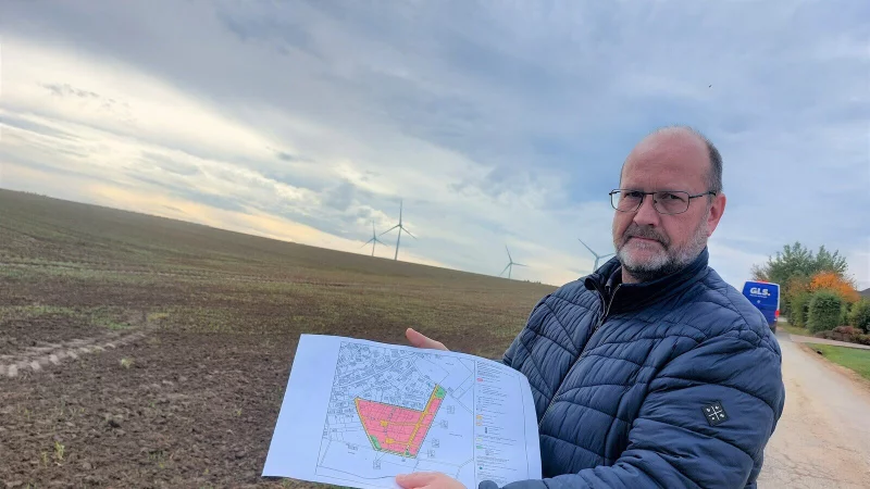 Fachbereichsleiter Jochen Heering zeigt, wo das neue Baugebiet "Bomberg II" in Lothe entsteht. - &copy; Archivfoto: Michaela Wei&szlig;e