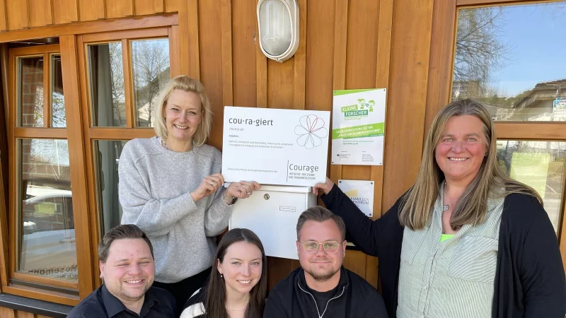 Das Leitungsteam der Einrichtung, Anja Weber (hinten von links) und Michaela Tegtmeier, freuen sich mit Kevin Kößler, Justine Leubecher und Jason Maximilian Jochem vom Verein "Courage" über die Zertifizierung. - © Kita Sternschnuppe