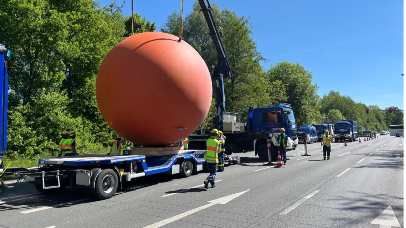 Das THW hat die Kugel im Mai abtransportiert. - © Polizei Lippe