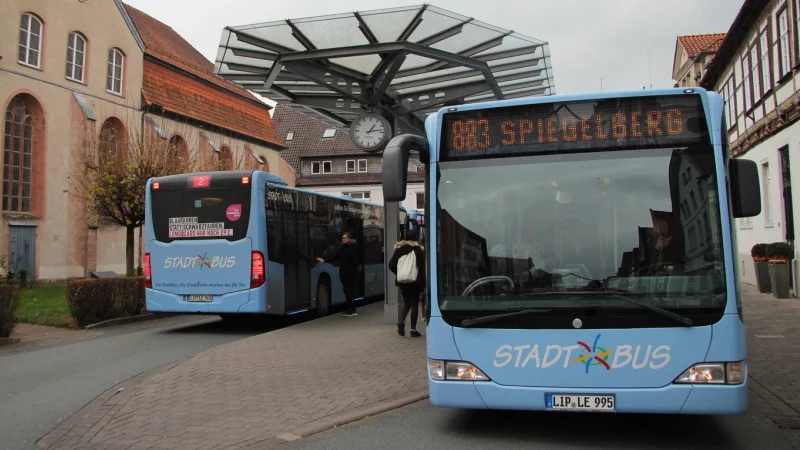 Wer mit dem Bus fahren will - hier Busse am Treffpunkt in Lemgo -, kann dafür demnächst kein Viererticket mehr nutzen. - © Katrin Kantelberg/Archivfoto