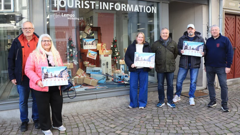 Pr&auml;entieren den Lemgoer Adventskalender: Ralf und Hilda Hillert (Sonderpreis Baumarkt Lemgo), Karolin Saak (Lemgo Marketing), Yusuf Dede (Zweirad-Center Dede), Bildakrobat Merten Kunisch und Dieter Schneider (TV Lemgo, von links). - &copy; Lemgo Marketing