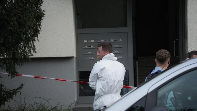 Die Polizei ermittelt am 10. Oktober in einem Mehrfamilienhaus an der Werler Stra&szlig;e. - &copy; Die Blaulichtfotografen