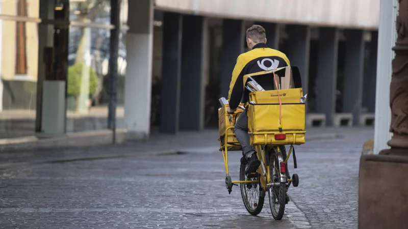 Ein Postbote f&auml;hrt durch die Innenstadt. Kommen Briefe nicht an, reagieren die B&uuml;rger oftmals allergisch. - &copy; dpa