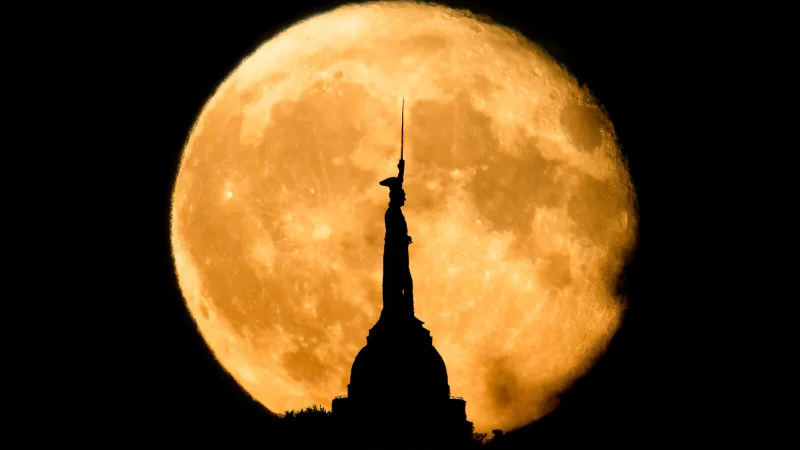 Der Supermond erscheint hinter dem Hermannsdenkmal - aufgenommen von Jan Schalski am 14. Juni 2022. - &copy; Jan Schalski