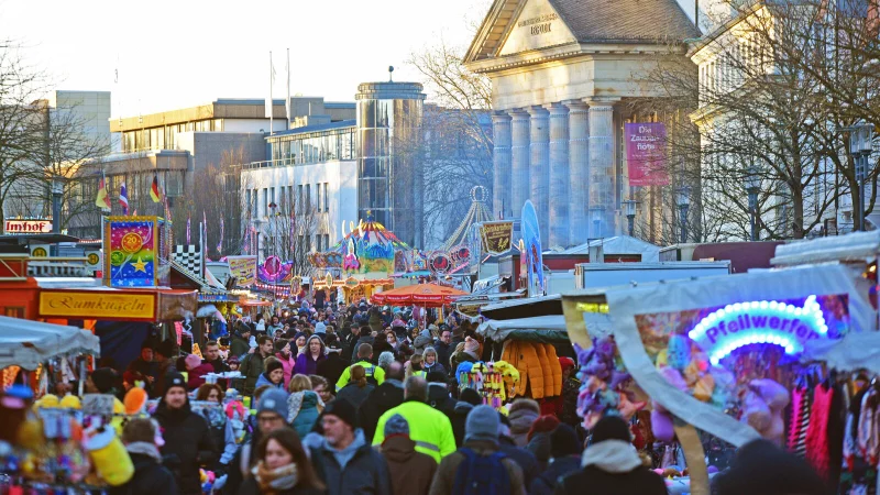 Die Andreasmesse soll, wenn es nach den Organisatoren geht, auch in diesem Jahr wieder m&ouml;glichst viele Besucher ins Rosental (hier im Bild), in die Fu&szlig;g&auml;ngerzone und auf den Kronenplatz locken. - &copy; Archivfoto: Nicole Ellerbrake