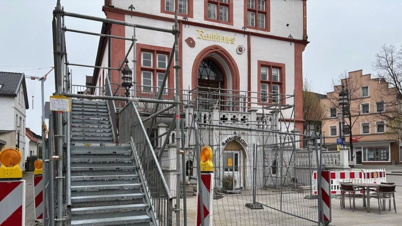 Die provisorische Treppe sichert den Fluchtweg am Historischen Rathaus. - &copy; Thomas Reineke