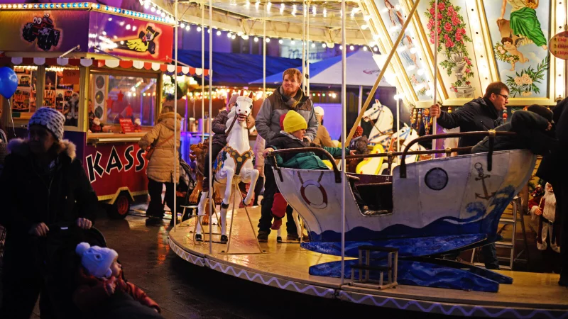 Bunte Lichter, viele Leckereien und schwungvolle Karusselfahrten - das ist die Andreasmesse 2025. - © Nicole Ellerbrake